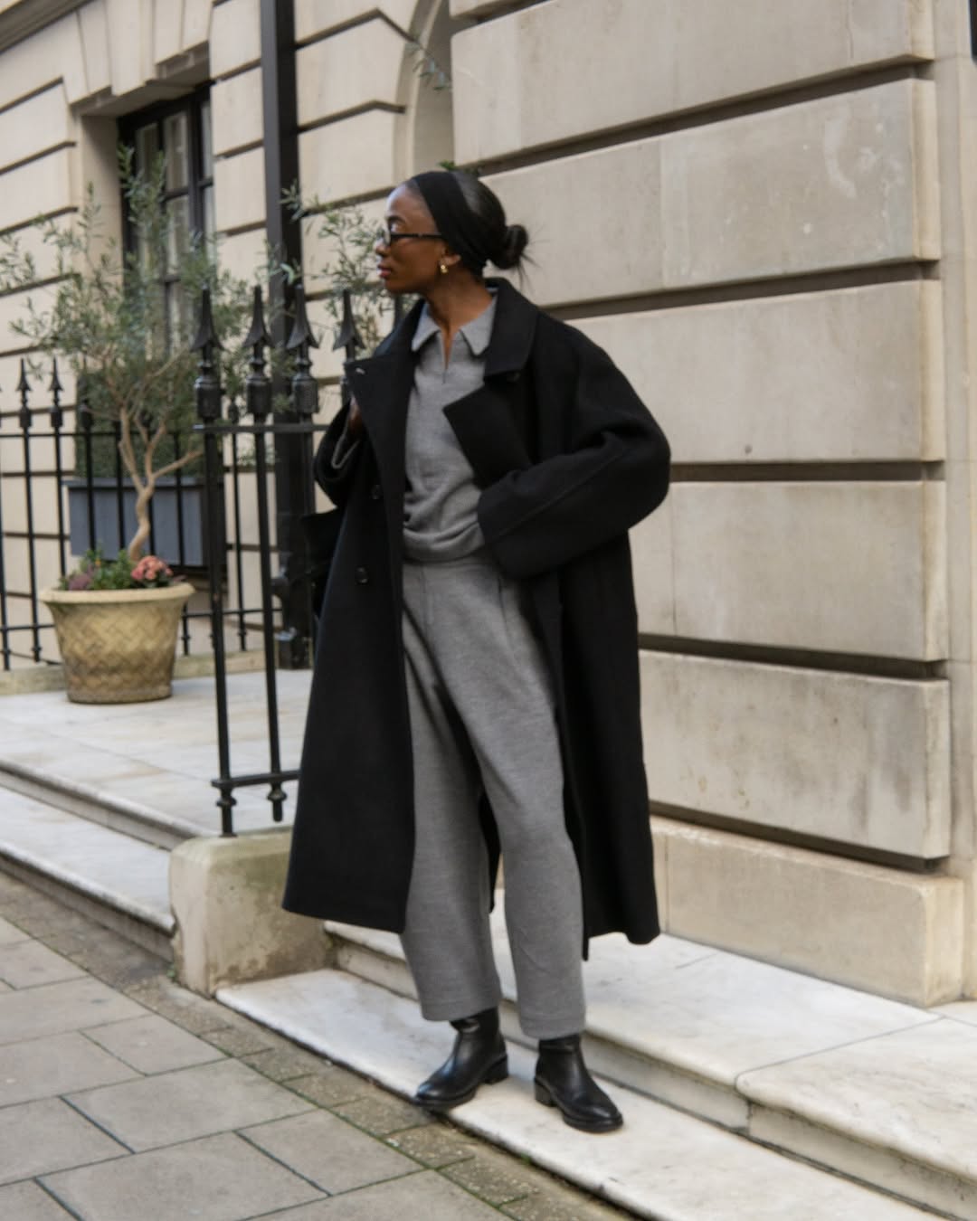 Oversized Black Coat for Travel with Grey Layers Oversized Black Coat for Travel with Grey Layers — Black Coat Outfits