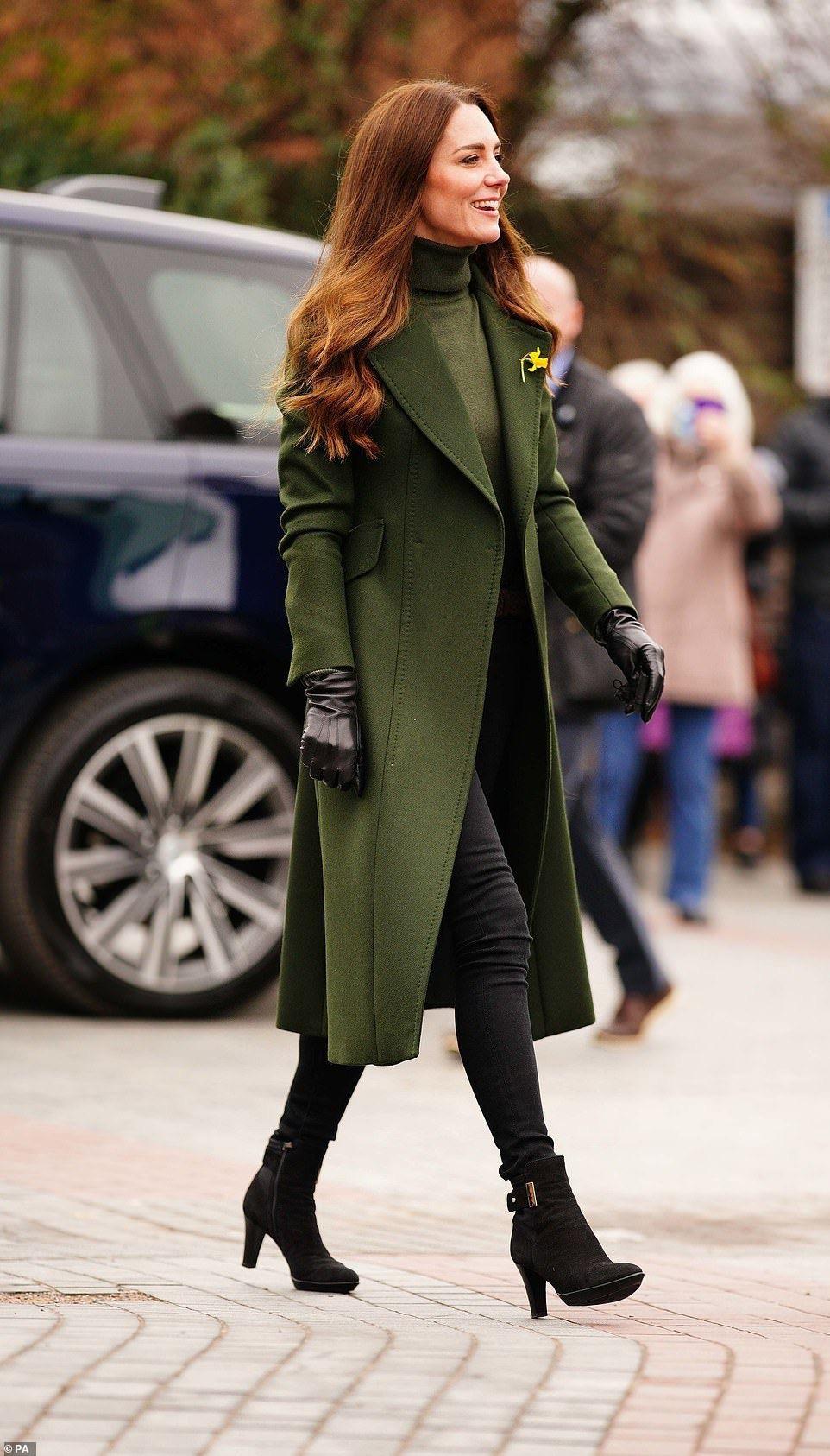 Elegant Olive Green Wool Coat for Formal Fall/Winter Occasions — Fall to Winter Outfits