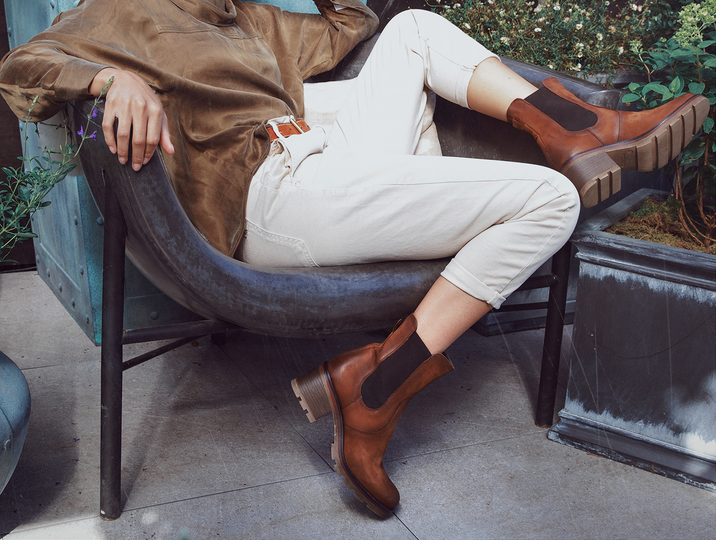 Black Chelsea Boots with Mini Skirt and Oversized Jacket Black Chelsea Boots with Mini Skirt and Oversized Jacket — Chelsea Boots Outfits