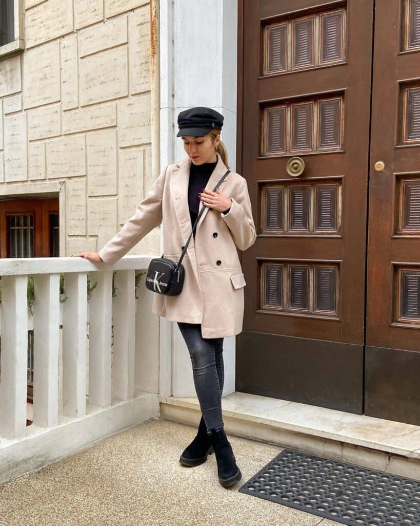 Beige Double-Breasted Coat and Newsboy Cap for Classic Street Style — Italy Winter Outfits