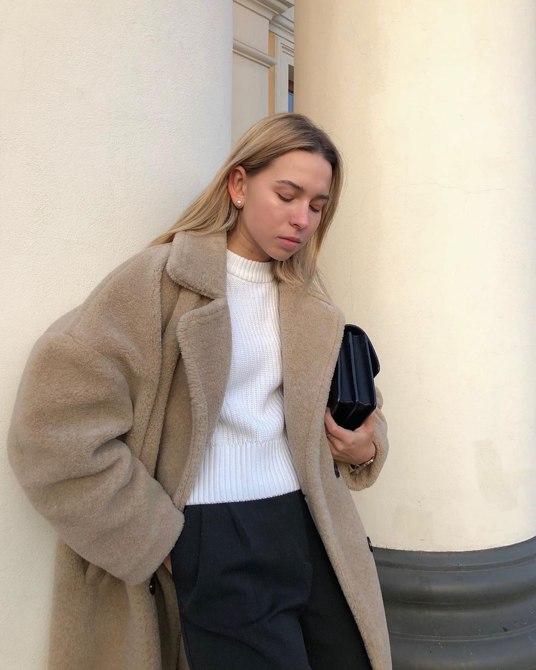 Beige Teddy Coat over White Sweater Beige Teddy Coat over White Sweater — Minimalist Winter Outfits