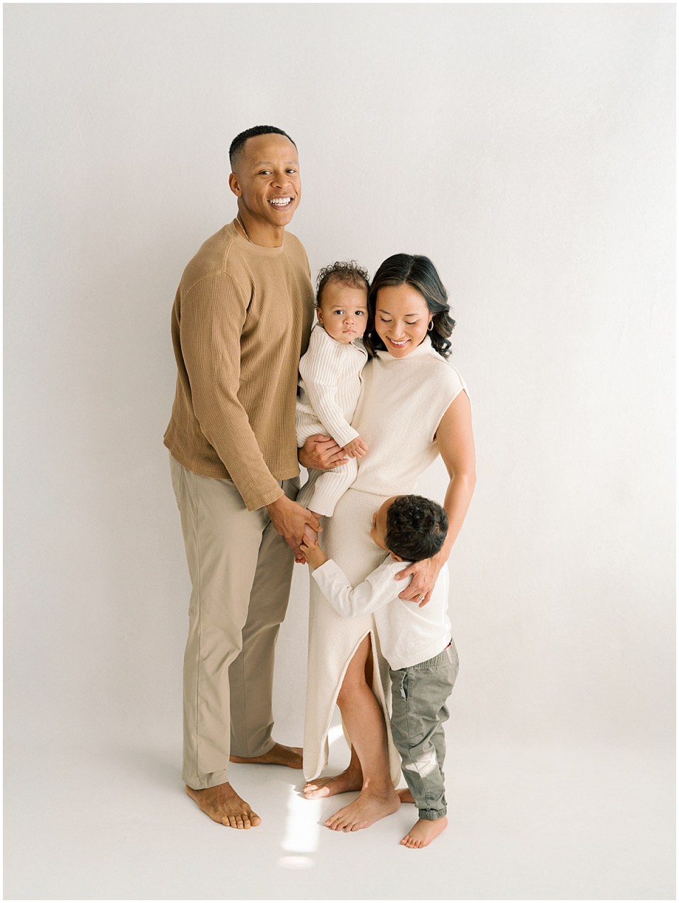 Elegant White Satin Pajamas for a Chic Winter Indoor Photo Elegant White Satin Pajamas for a Chic Winter Indoor Photo — Winter Family Photo Outfits