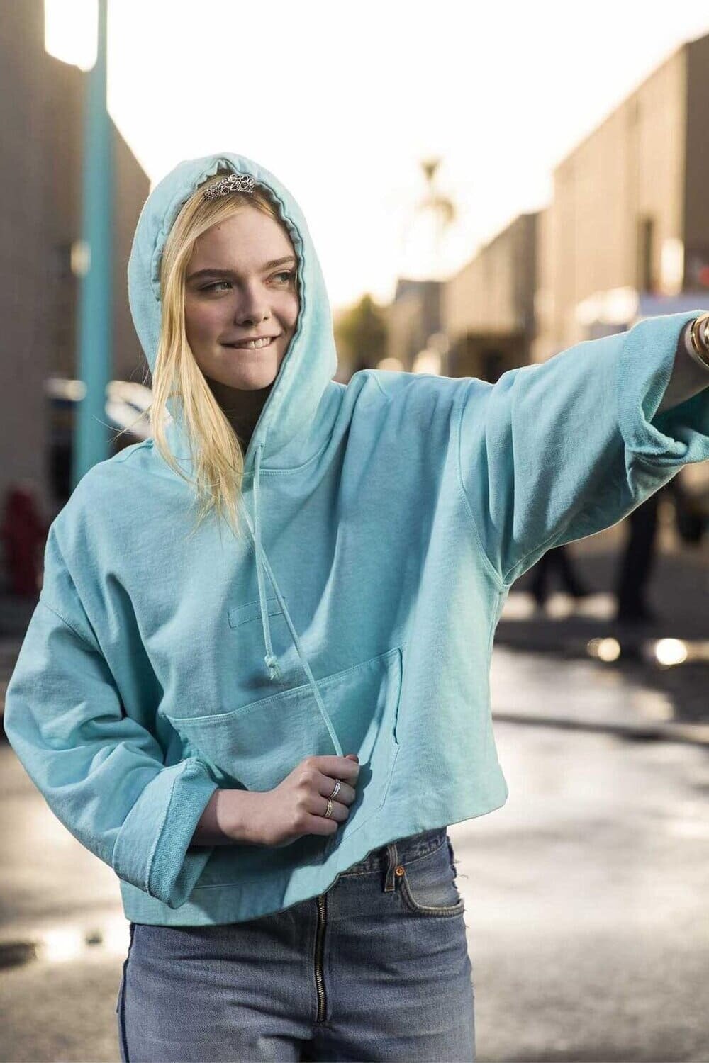 14 Ways to Wear Cropped Hoodies Like Gigi Hadid, Zendaya, & Hailey Bie – I AM & CO