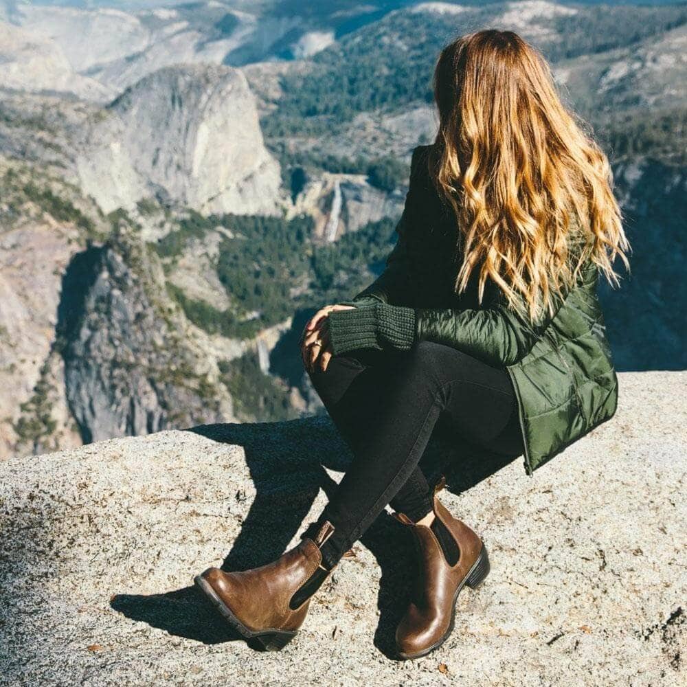 Brown Chelsea Boots with Skinny Jeans and Puffer Jacket Brown Chelsea Boots with Skinny Jeans and Puffer Jacket — Chelsea Boots Outfits