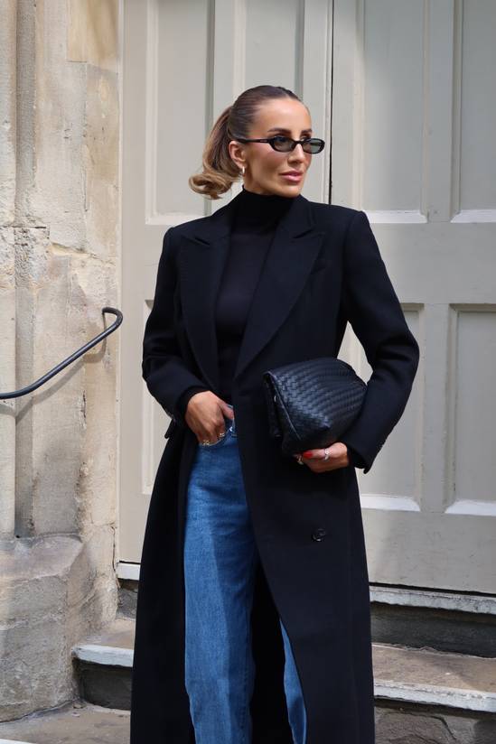 Minimalist Black Wool Coat with Blue Jeans Minimalist Black Wool Coat with Blue Jeans — Wool Coat Outfits