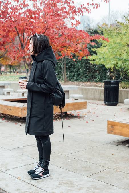 Effortless Monochrome: Hooded Coat and Leggings with Sneakers Effortless Monochrome: Hooded Coat and Leggings with Sneakers — Winter Outfits with Sneakers