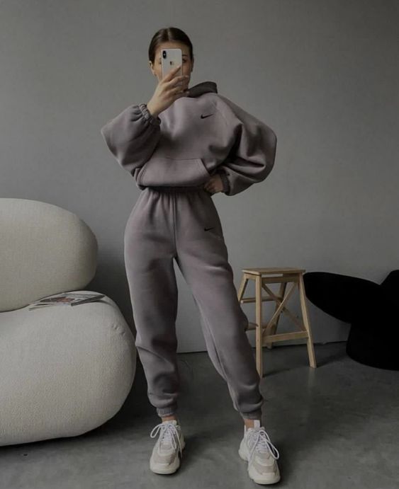 Sweatpants Outfit Ideas and Style Tips for Women | Lugako