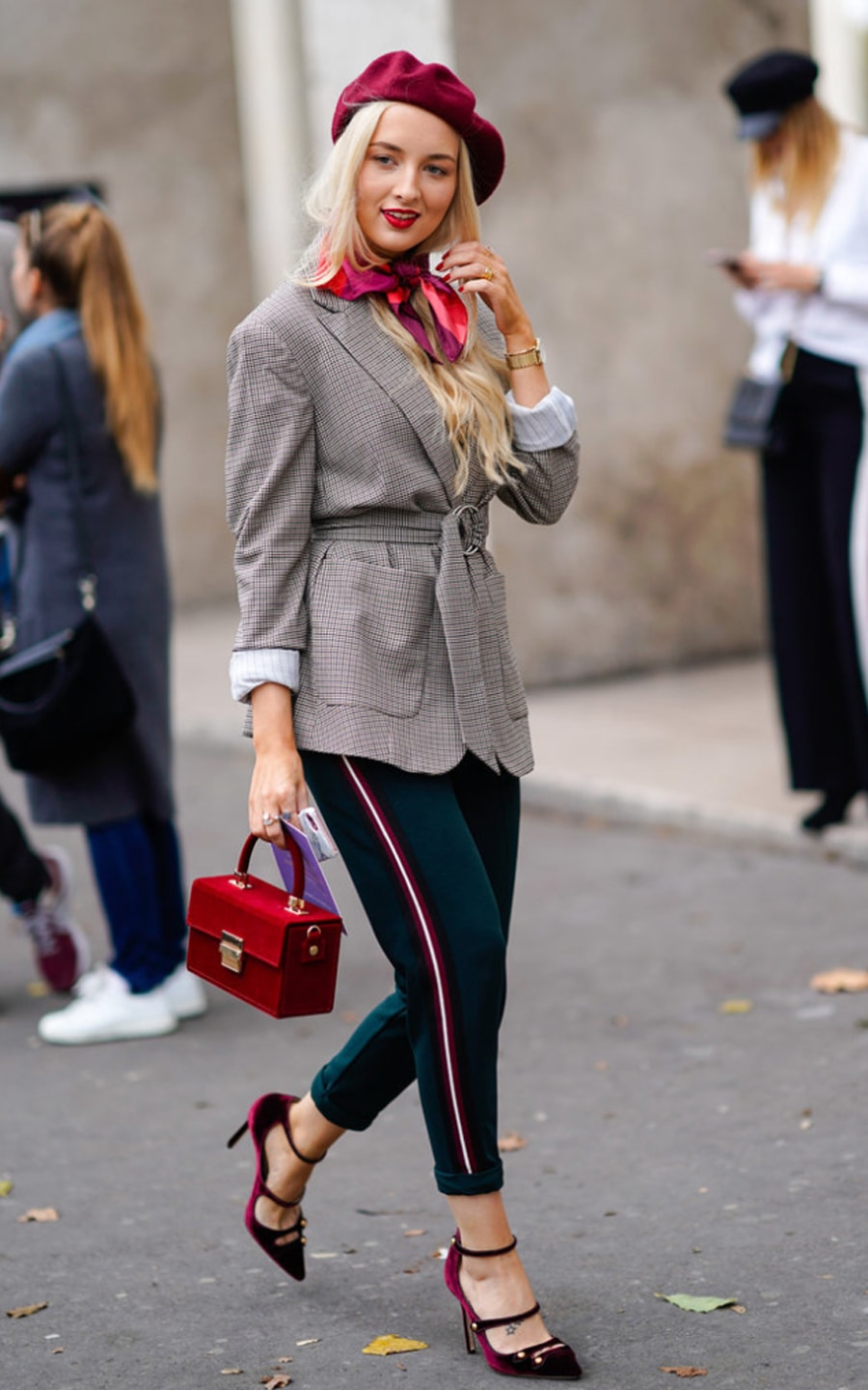 Smart Casual Chic: Beret with a Checked Blazer and Bright Trousers — Beret Outfits