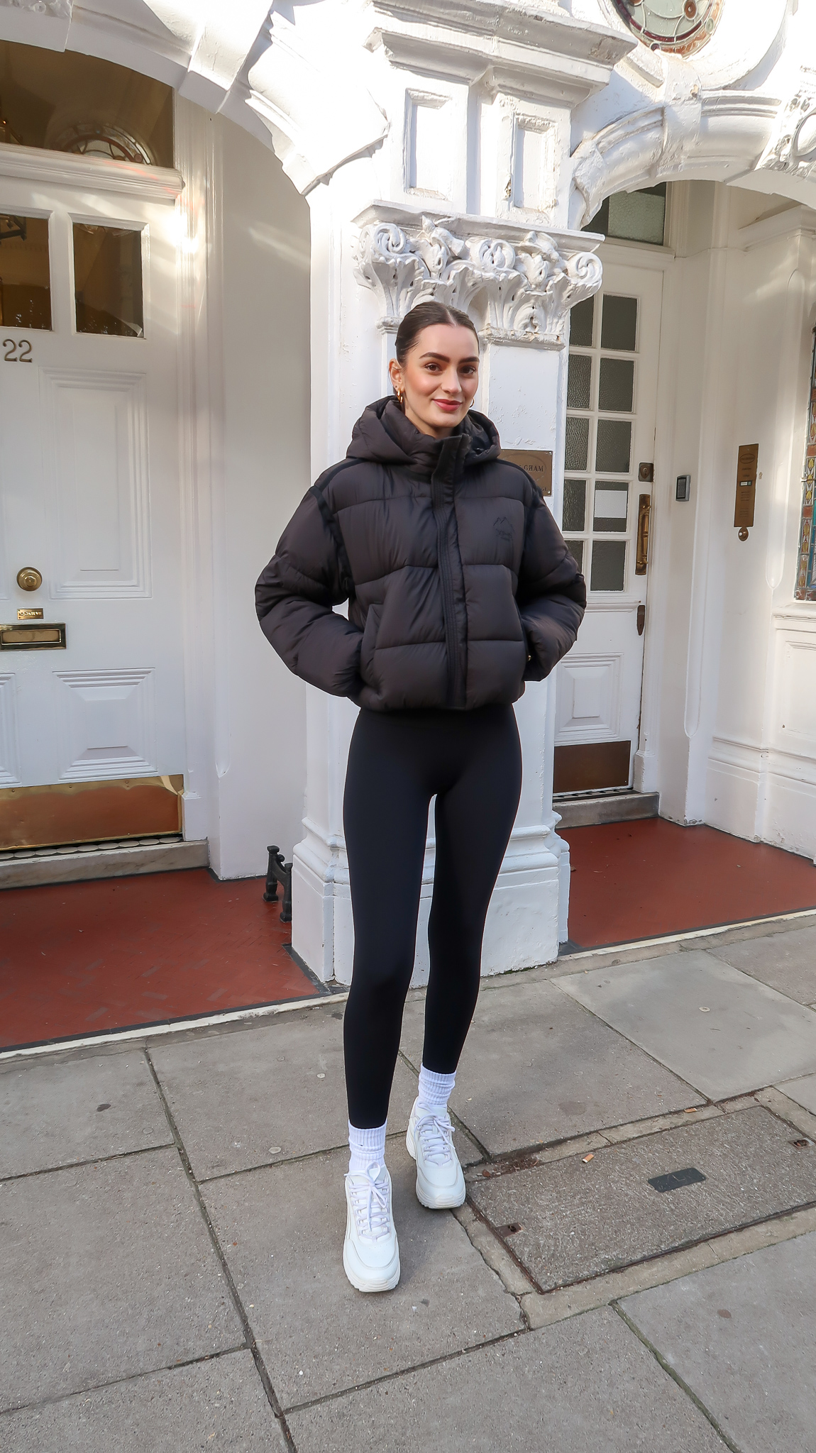Cropped Black Puffer Jacket with Leggings and Sneakers — Parka Outfits