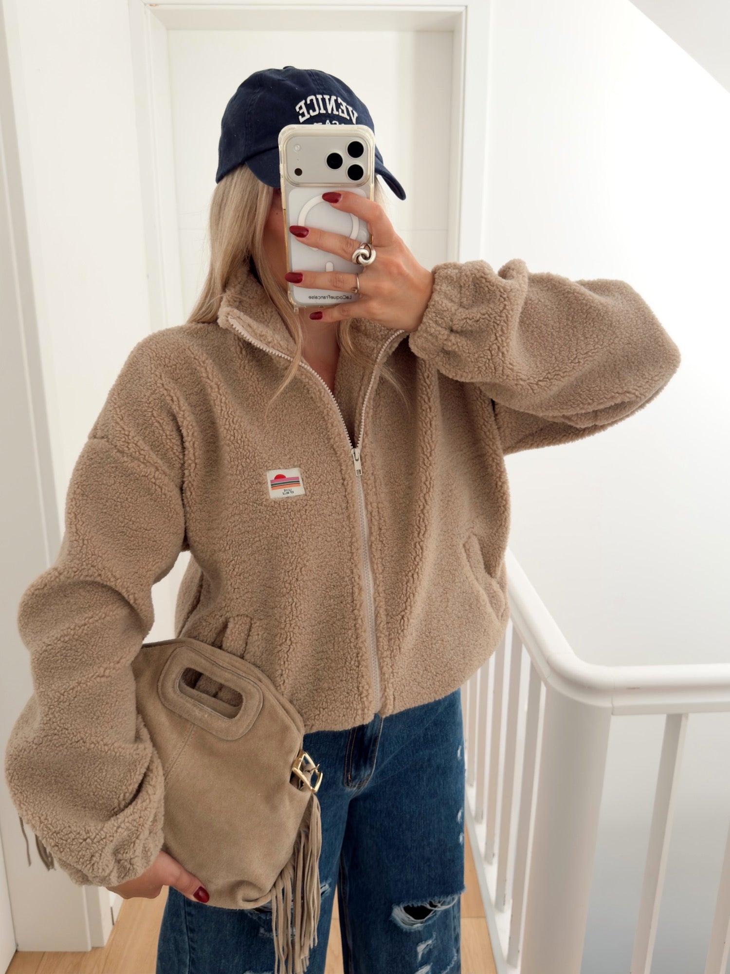 Cropped Beige Fleece Jacket with Blue Jeans Cropped Beige Fleece Jacket with Blue Jeans — Fleece Jacket Outfits