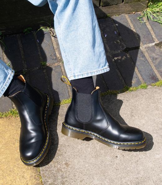 Dr. Martens Chelsea Boots with Light Wash Denim Dr. Martens Chelsea Boots with Light Wash Denim — Chelsea Boots Outfits