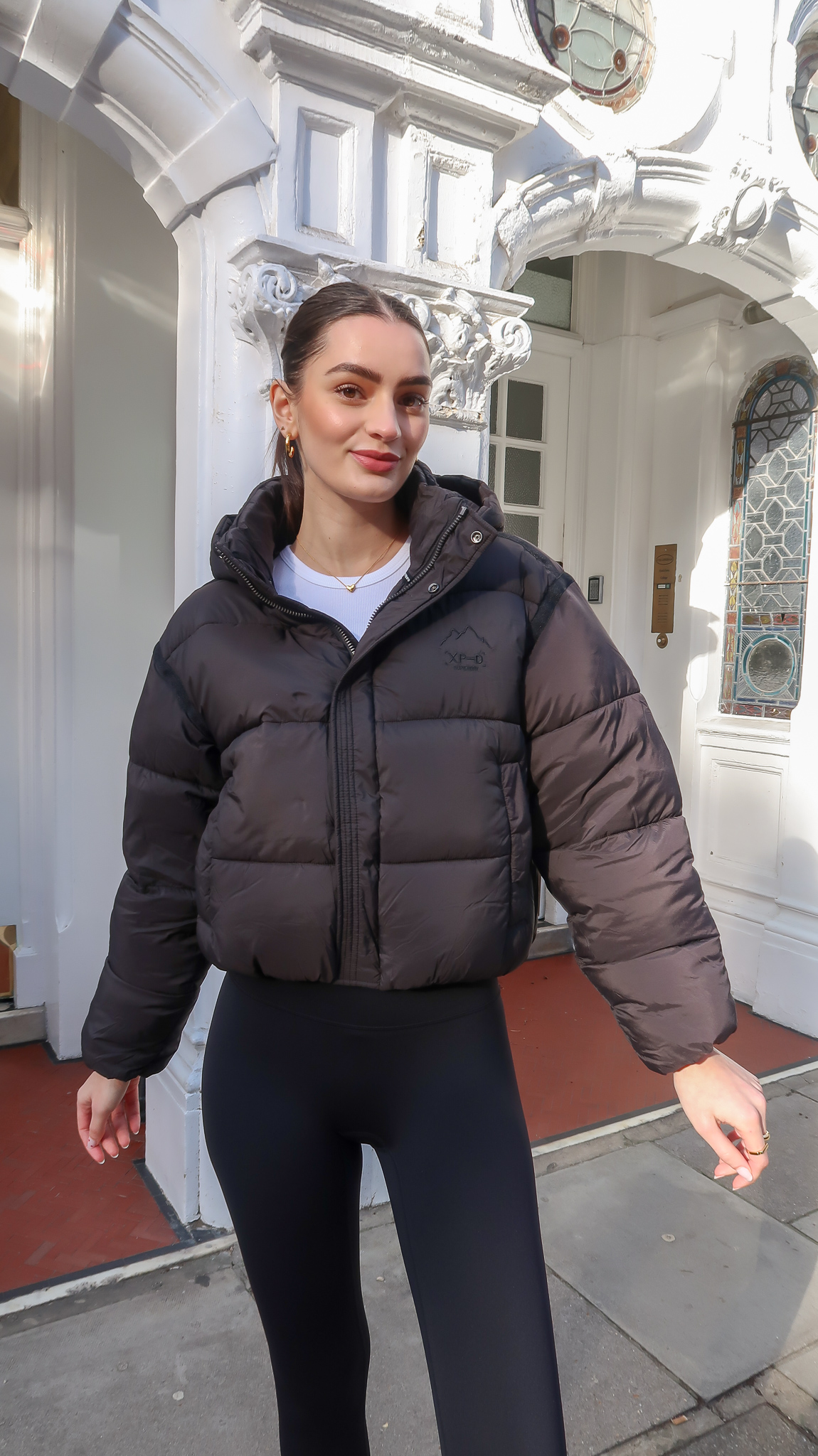 Cropped Black Puffer Jacket with Logo Detail for Casual Cool Cropped Black Puffer Jacket with Logo Detail for Casual Cool — Winter Puffer Jacket Outfits
