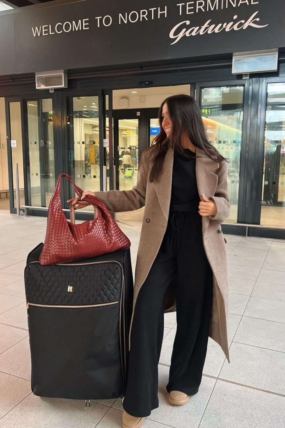 Travel In Style: 25 Fall/Winter Airport Outfits That Keep You Cozy and Chic - London Kensington Guide