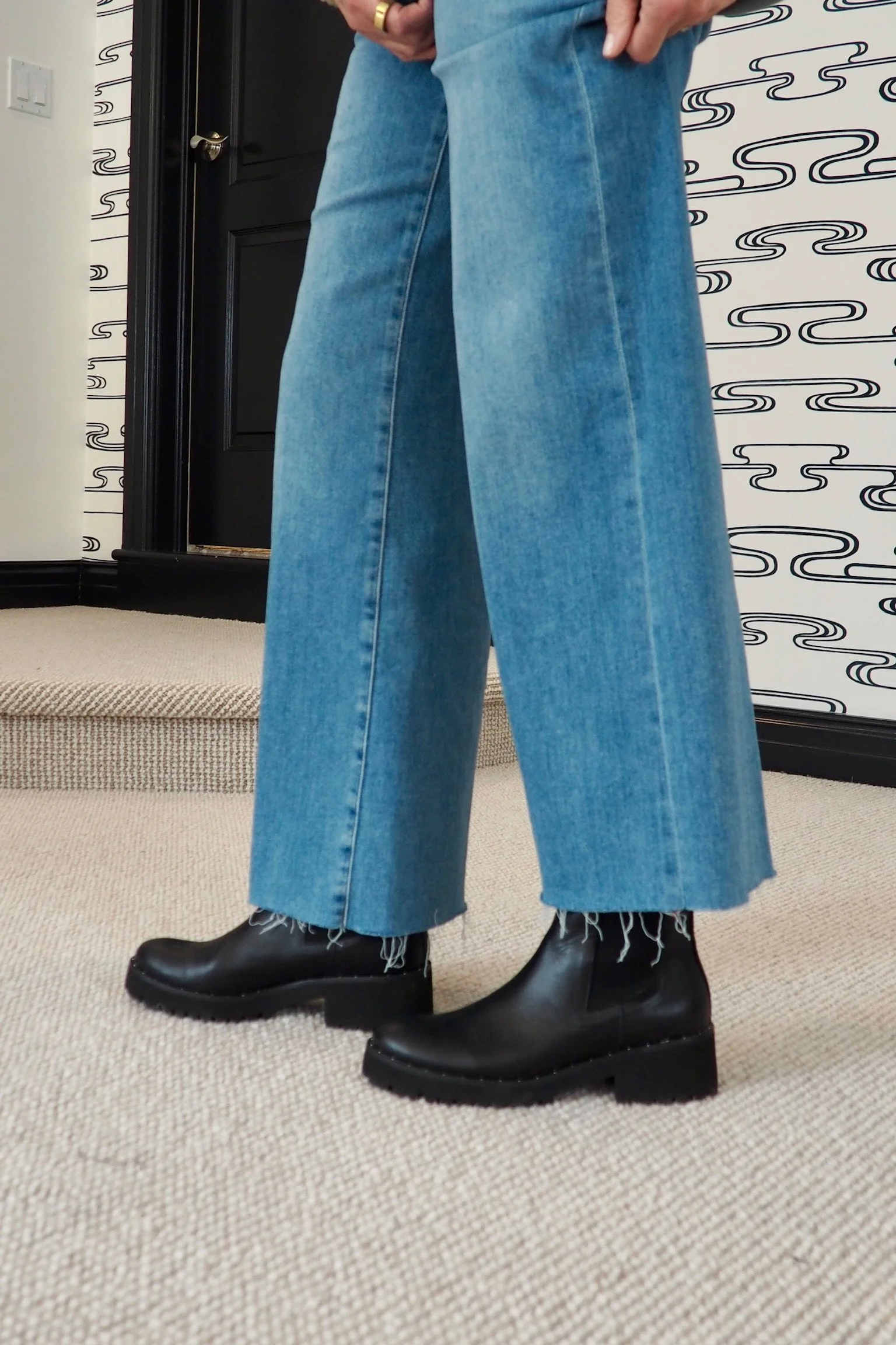 Chelsea Boots with Wide-Leg Jeans — Winter Boots Outfits