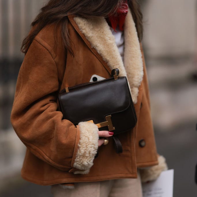Close-up on Brown Shearling Jacket Trim and Handbag Close-up on Brown Shearling Jacket Trim and Handbag — Shearling Coat Outfits