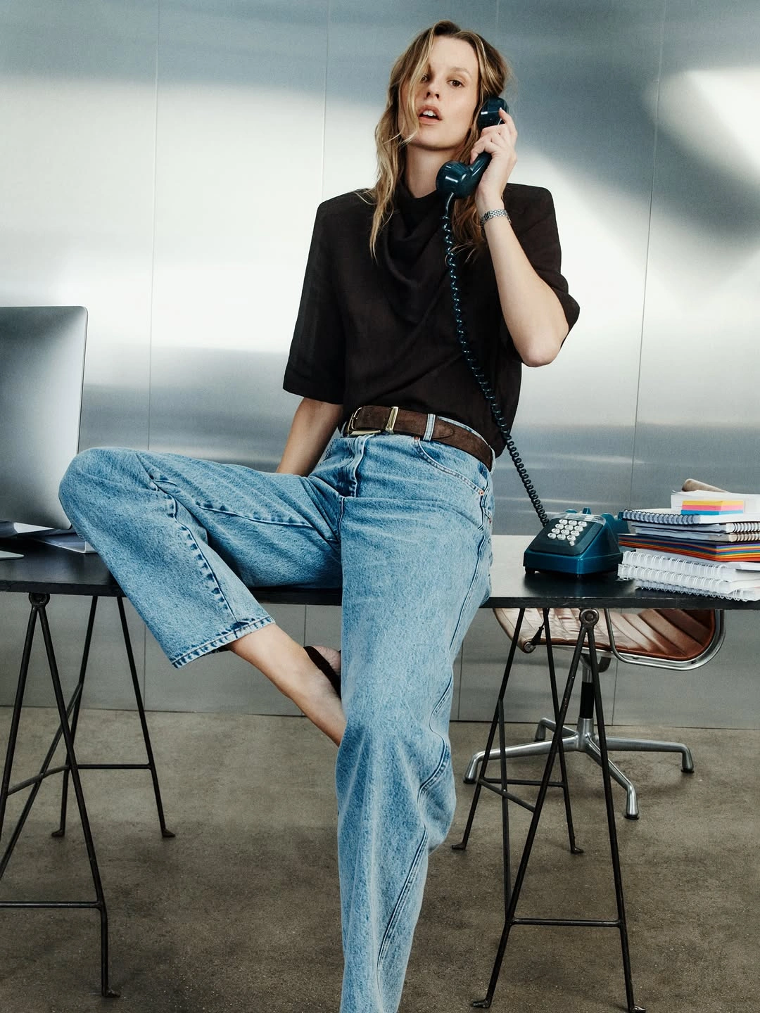 business casual dress code for women Relaxed Black Top And Denim For A Creative Office