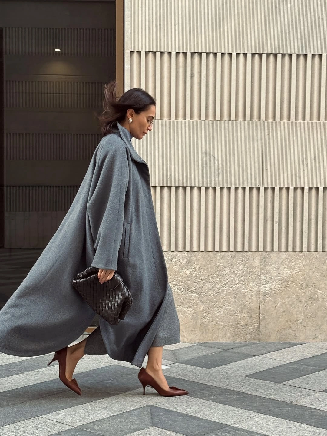 early winter outfits Flowing Gray Coat With Burgundy Pumps