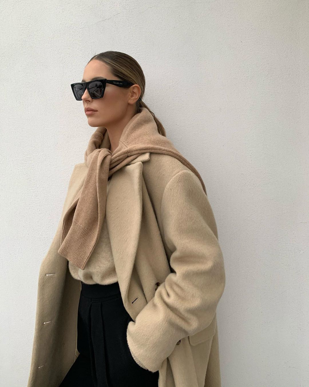 Oversized Beige Wool Coat and Camel Sweater Oversized Beige Wool Coat and Camel Sweater — Minimalist Winter Outfits