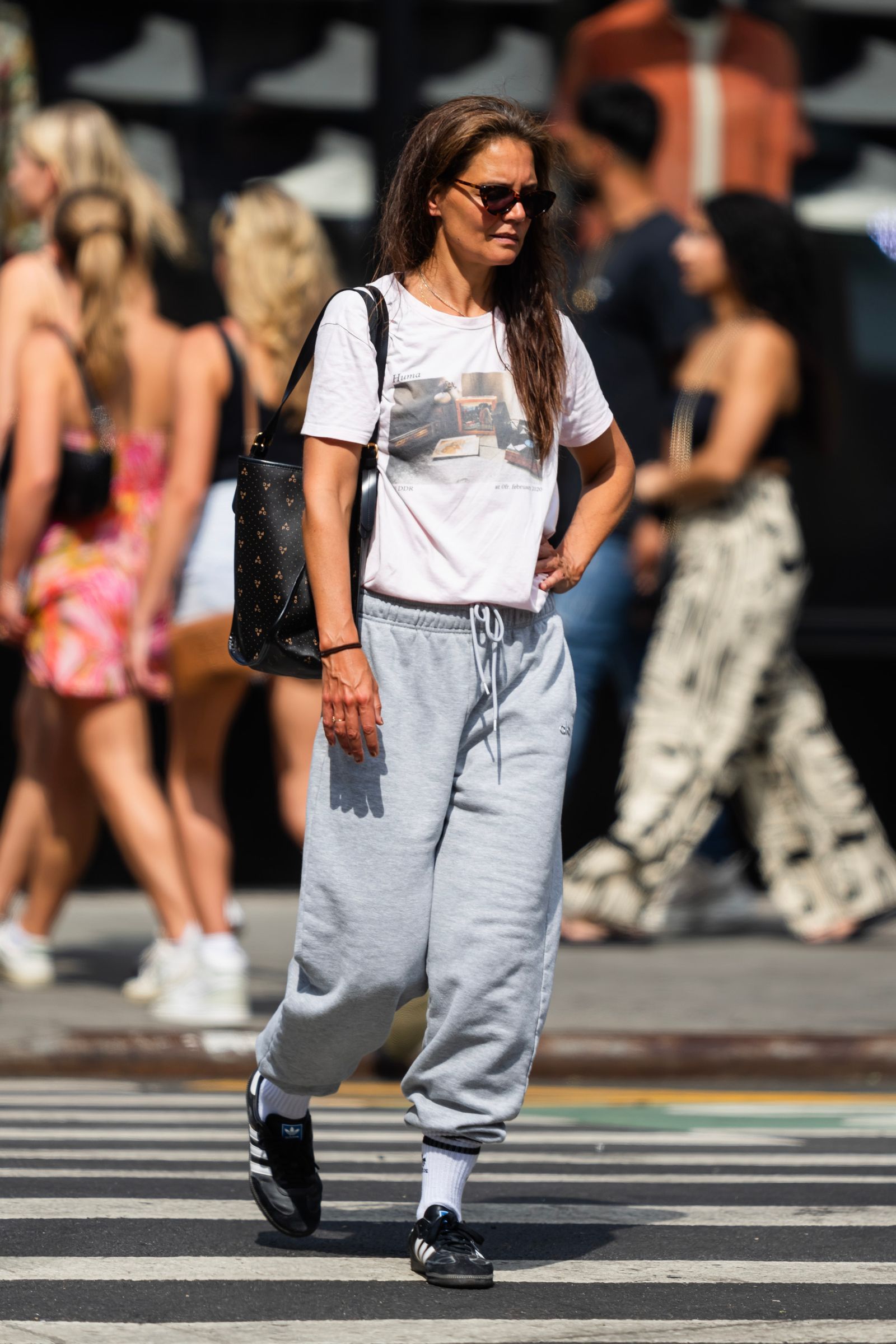Grey Sweatpants with Graphic T-Shirt and Sneakers — Sweatpants Outfits