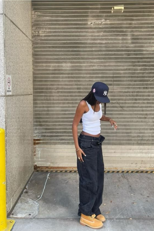 Streetwear Statement: Baggy Jeans and Tank Top with Timberland Boots Streetwear Statement: Baggy Jeans and Tank Top with Timberland Boots — Timberland Boots Outfits