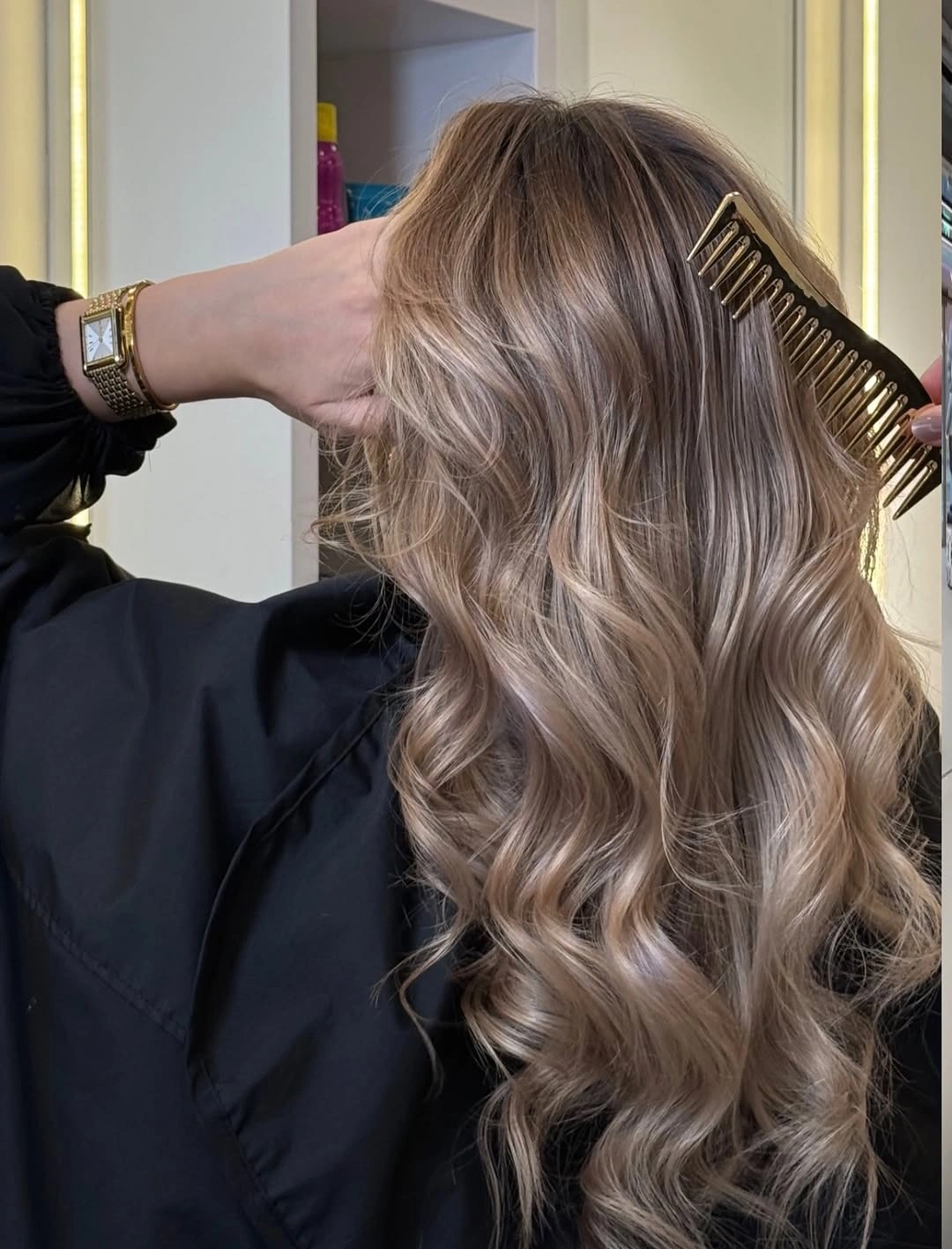 november hair colours 2026 Cool Beige Bronde Waves