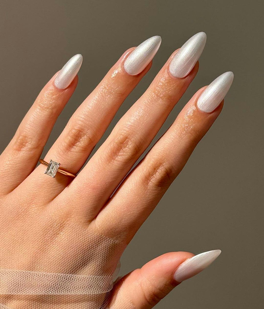 None Luminous Pearlescent White Chrome Nails None Luminous Pearlescent White Chrome Nails — Winter Chrome Nails