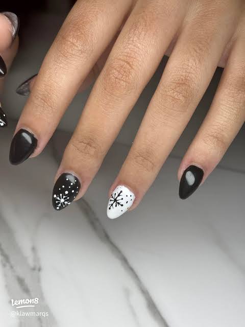 Black and White Glossy Snowflake Art Black and White Glossy Snowflake Art — Winter Black Nails