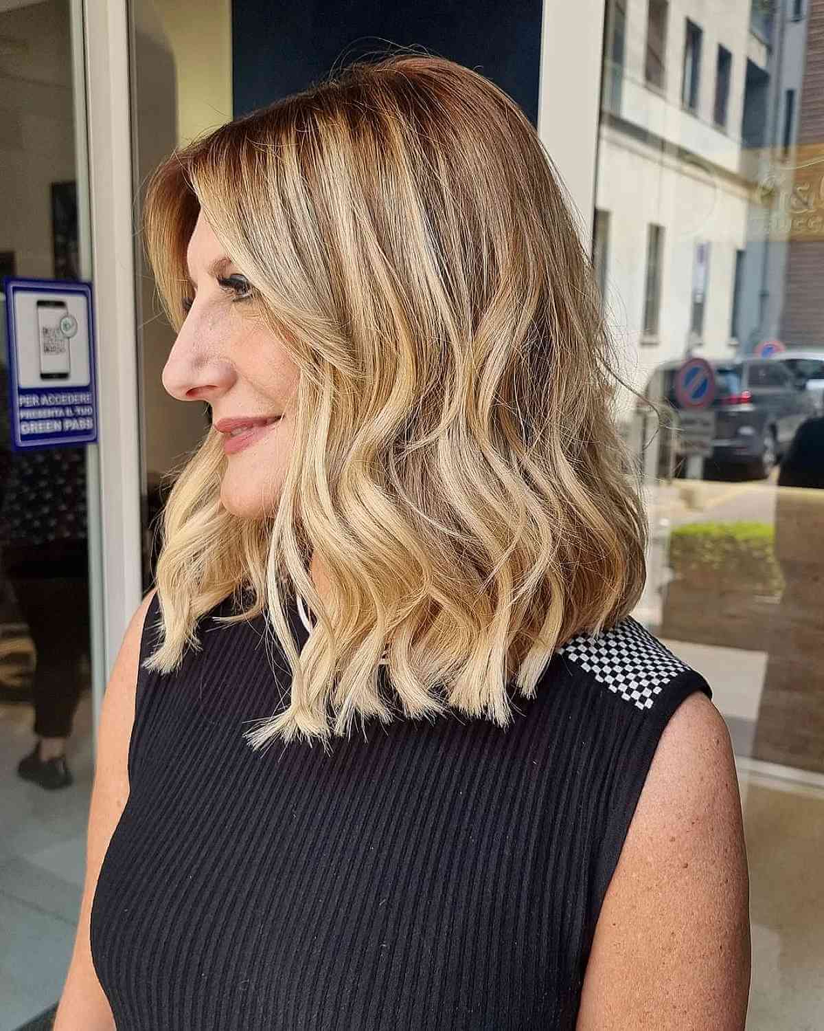 Honey Blonde Lob With Curtain Bangs Honey Blonde Lob With Curtain Bangs — Winter Shoulder Length Hairstyles