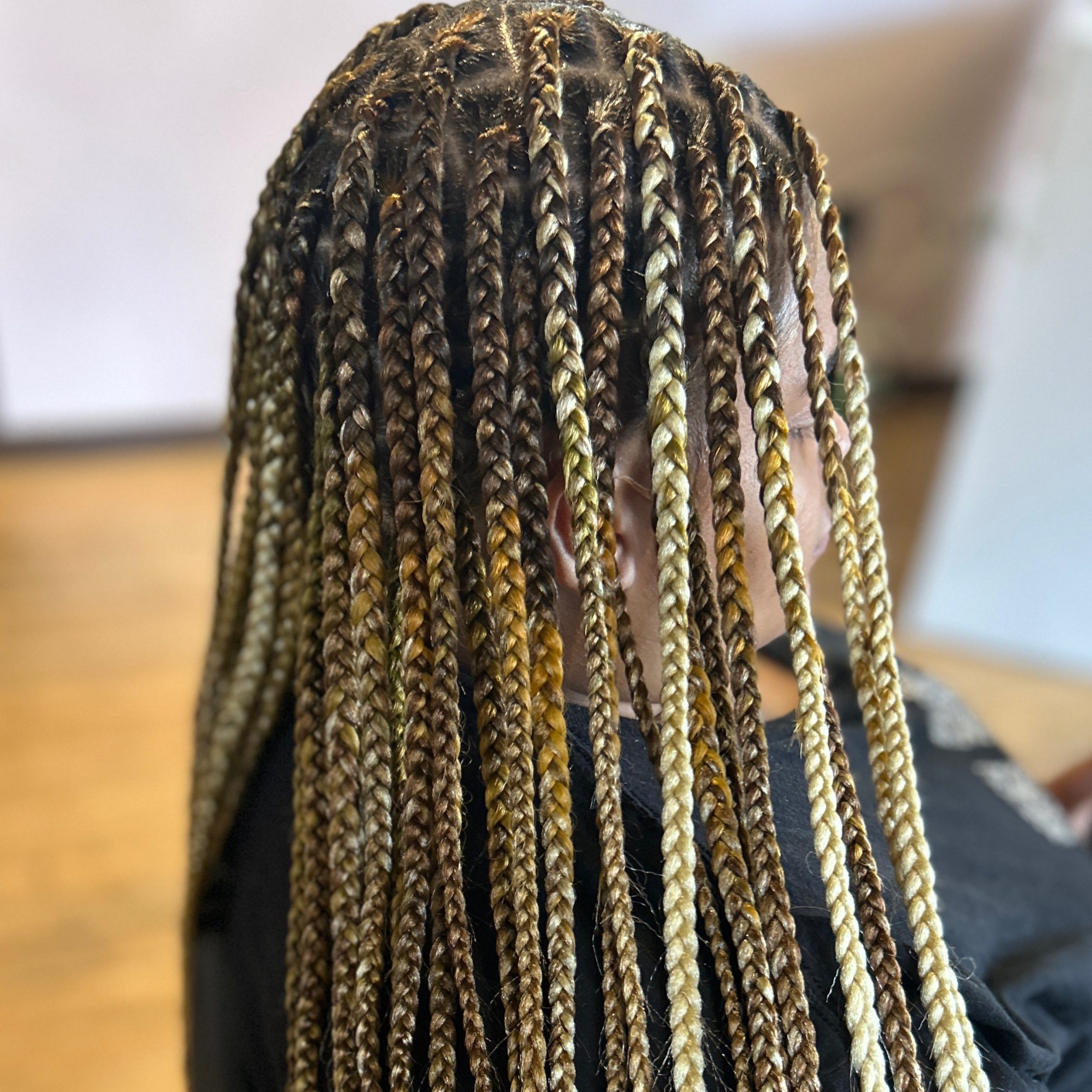 Multi-Tonal Brown and Blonde Wavy Braids — Winter Knotless Braids