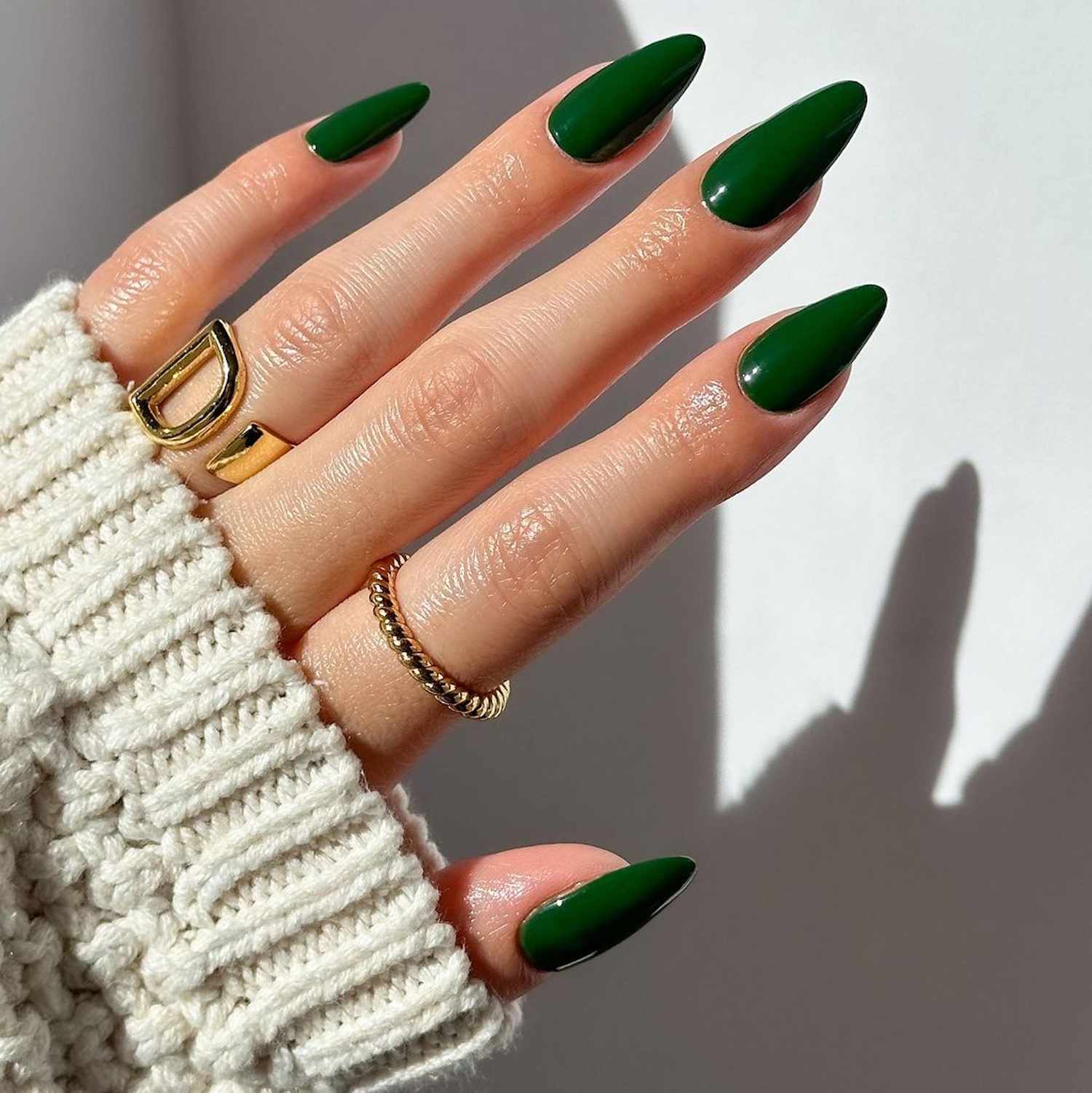 Deep Glossy Green Stiletto Nails Deep Glossy Green Stiletto Nails — Winter Green Nails
