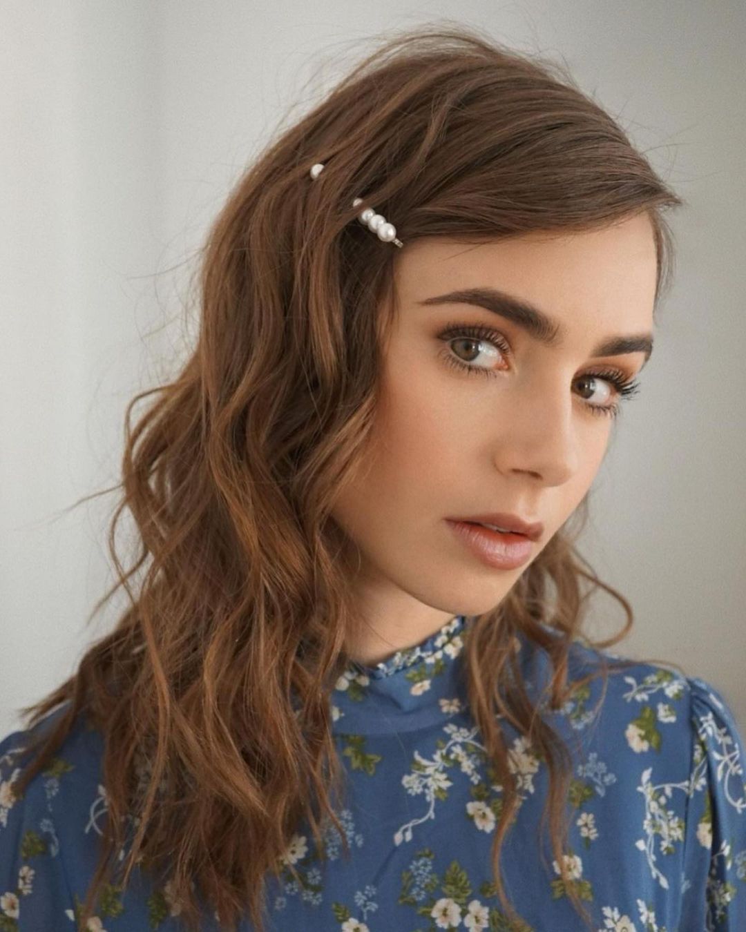 Medium Brown Loose Waves With Pearl Accessories Medium Brown Loose Waves With Pearl Accessories — Easy Winter Hairstyles