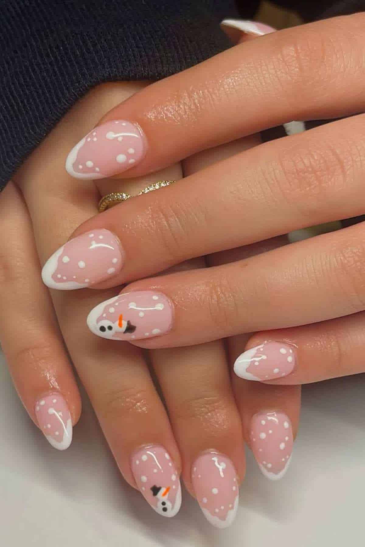 Medium Oval Pink Polka Dot Snowman Medium Oval Pink Polka Dot Snowman — Winter Oval Nails
