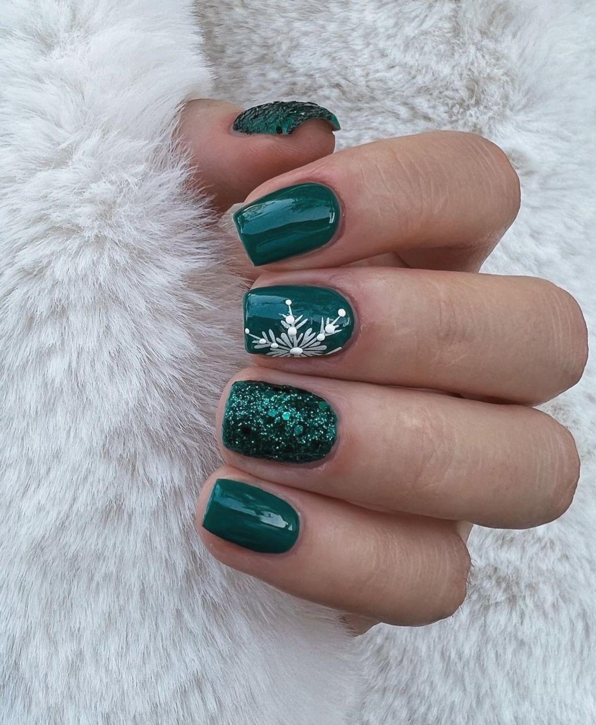 Glossy Glitter Deep Green Snowflake Glitter Nails Glossy Glitter Deep Green Snowflake Glitter Nails — Winter Green Nails