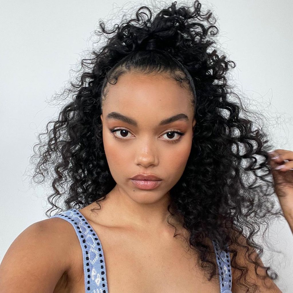 Shoulder-Length Curly High Ponytail — Winter Hairstyles for Black Women