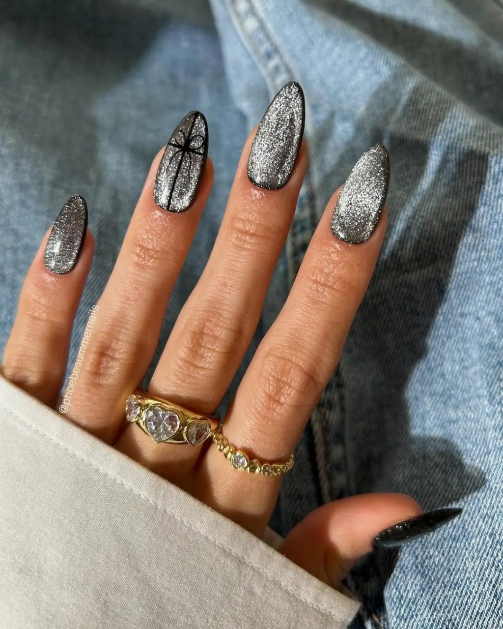 Silver Cat-Eye Stiletto Nails with Black Lines Silver Cat-Eye Stiletto Nails with Black Lines — Winter Gel Nails