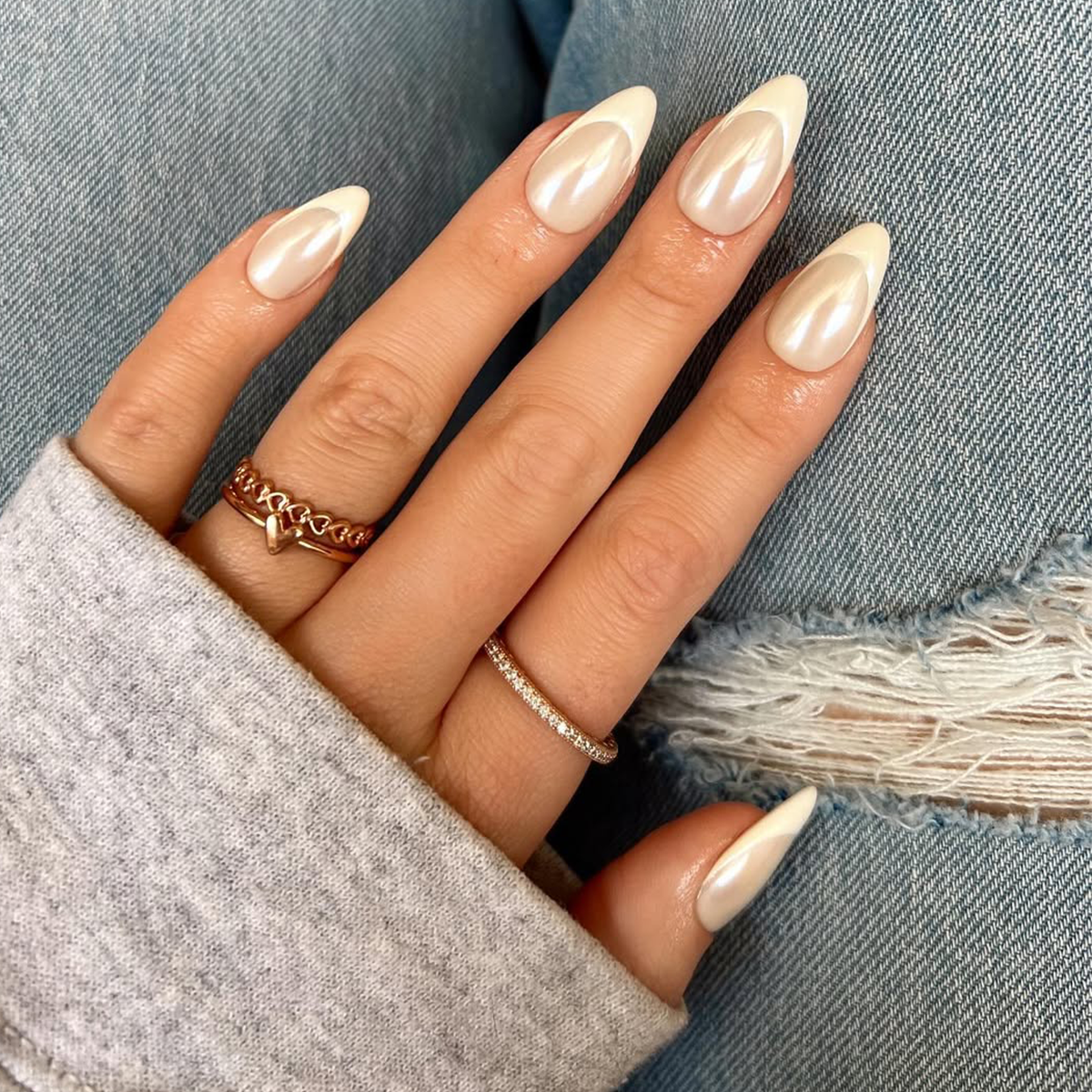 Pearlescent Beige Classic French Almonds Pearlescent Beige Classic French Almonds — Winter French Tip Nails