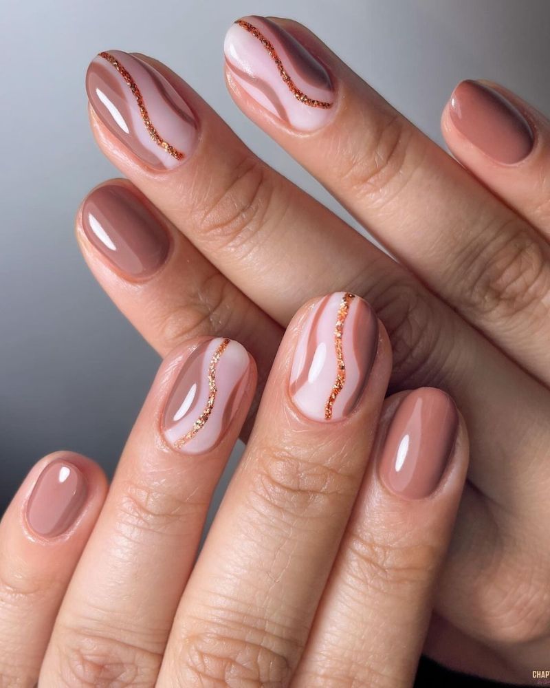 Wavy Lines & Gold Glitter Wavy Lines & Gold Glitter — Short Winter Acrylic Nails