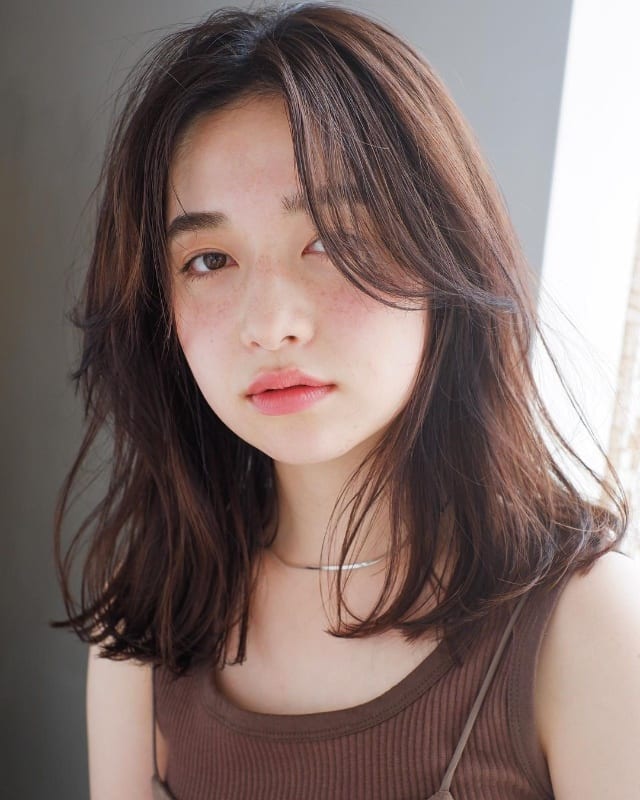 Collarbone Layered Lob With Air-Dried Dark Brown Waves — Winter Haircuts with Curtain Bangs