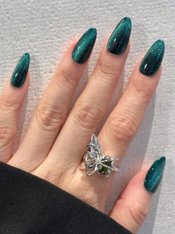 Teal Green Cat-Eye Shimmer Nails Teal Green Cat-Eye Shimmer Nails — Winter Green Nails