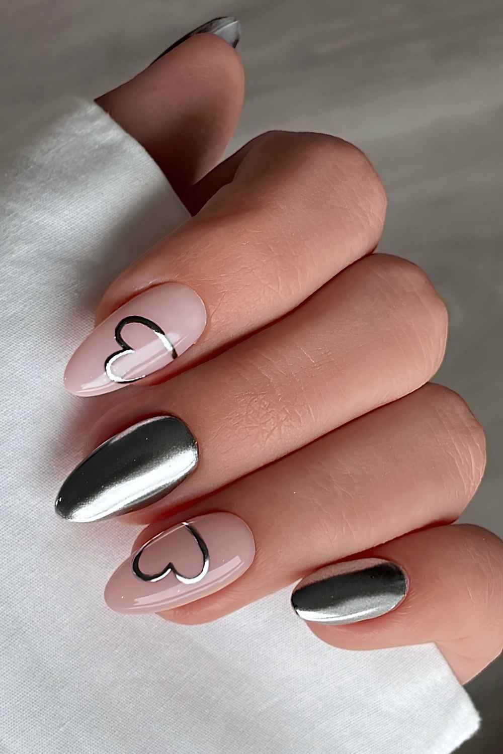 Silver Heart Outlines On Accent Nails Visual Idea Silver Heart Outlines On Accent Nails Visual Idea — Silver Chrome Nails