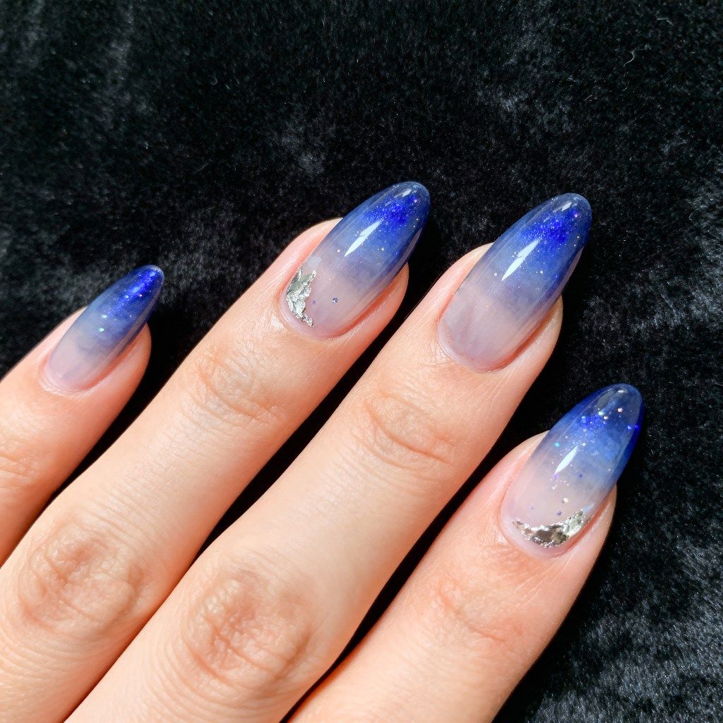 Blue Glitter Gradient Leaf Accents Blue Glitter Gradient Leaf Accents — Winter Acrylic Nails