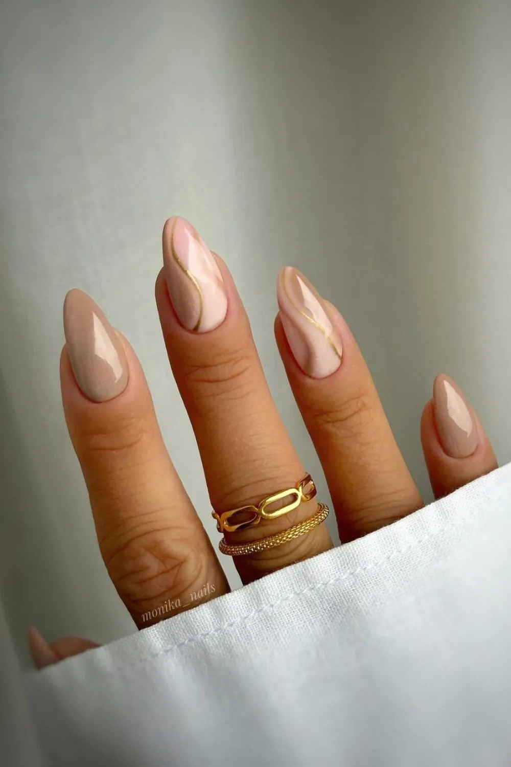 Nude Swirl Gold Line Almond Nails Nude Swirl Gold Line Almond Nails — Classy Winter Nails