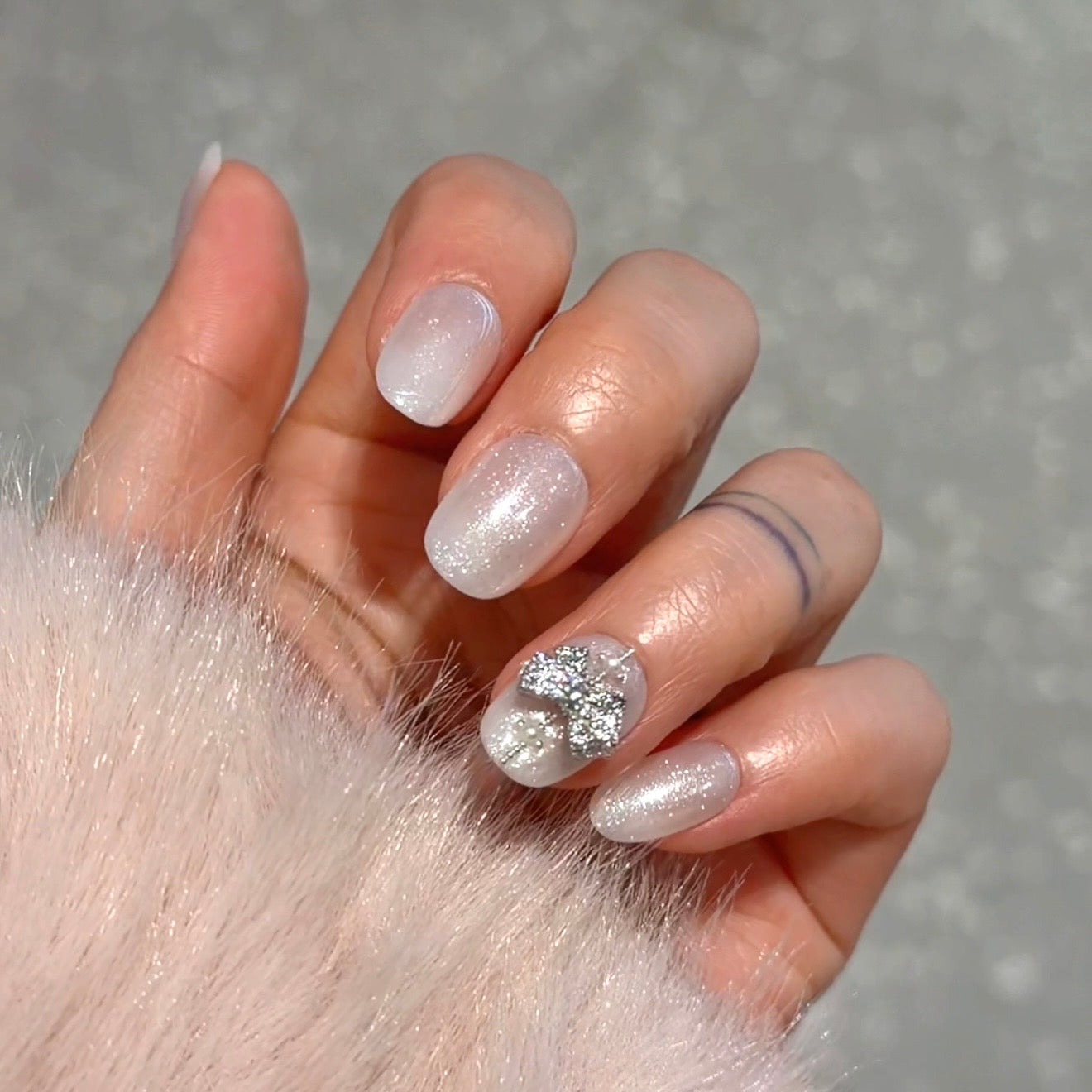 Short Oval Nails with 3D Glitter Bow Short Oval Nails with 3D Glitter Bow — Winter Glitter Nails