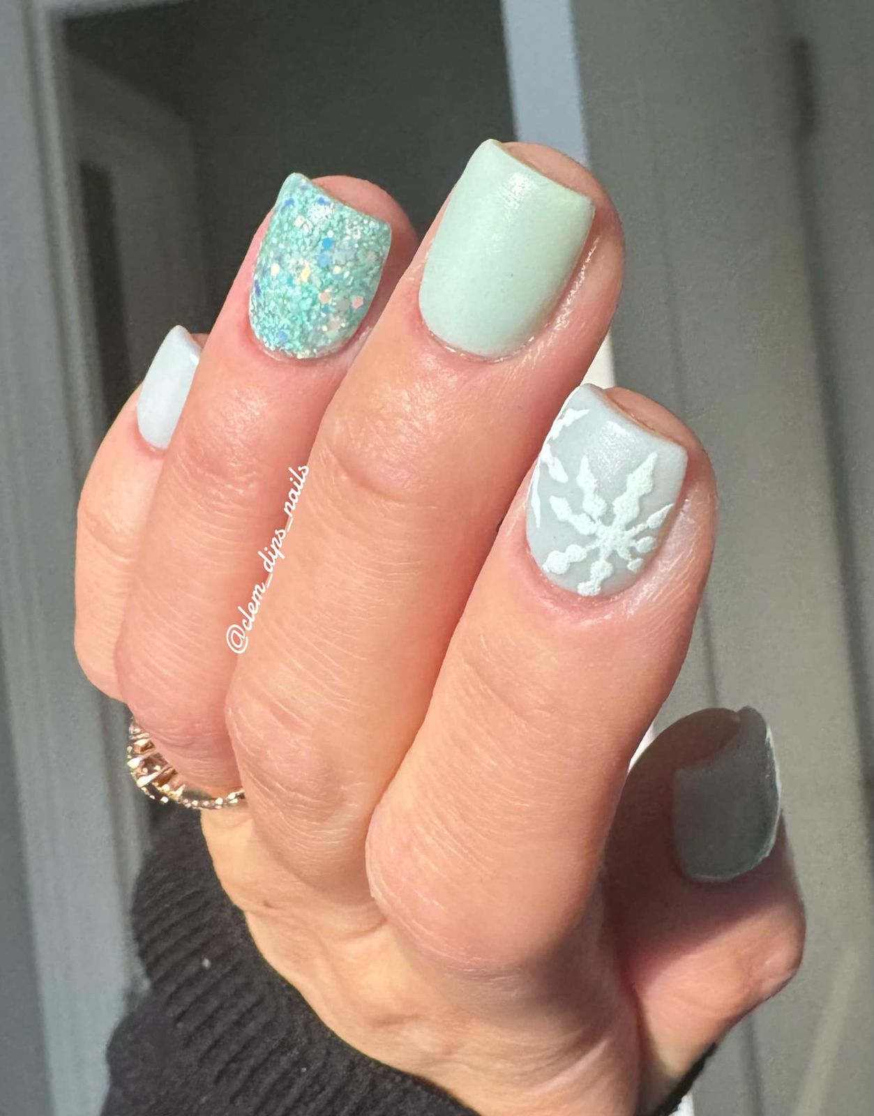 Snowflake On Accent Nails Visual Idea Snowflake On Accent Nails Visual Idea — Winter Dip Powder Nails