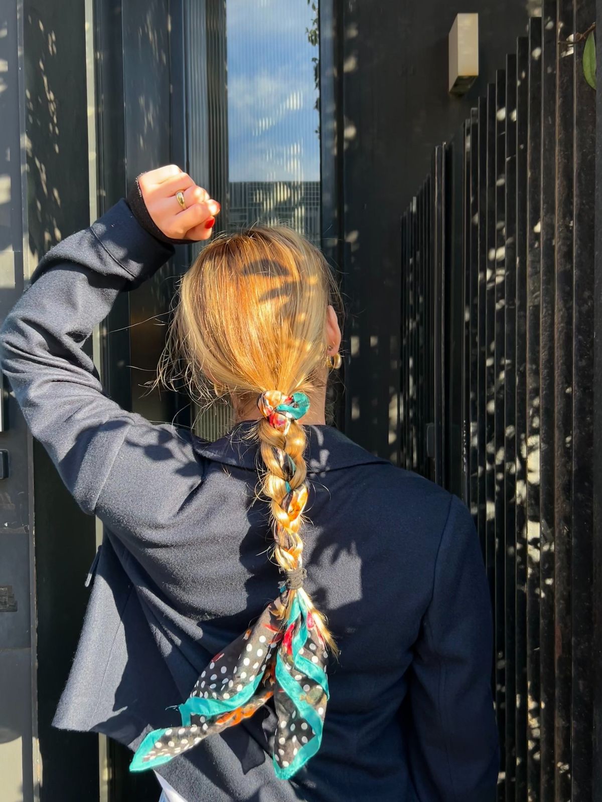 Honey Blonde With Highlights Visual Idea Honey Blonde With Highlights Visual Idea — Winter Hairstyles with Scarf