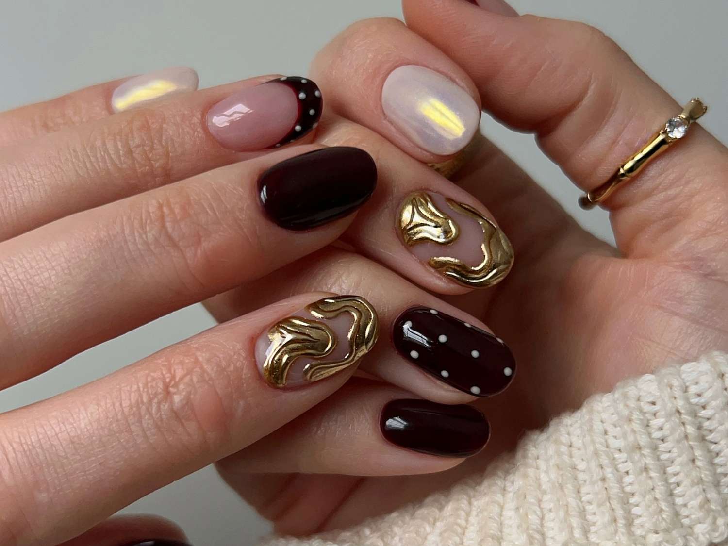 Burgundy Dots with Dazzling Gold 3D Art Burgundy Dots with Dazzling Gold 3D Art — Fall to Winter Nails