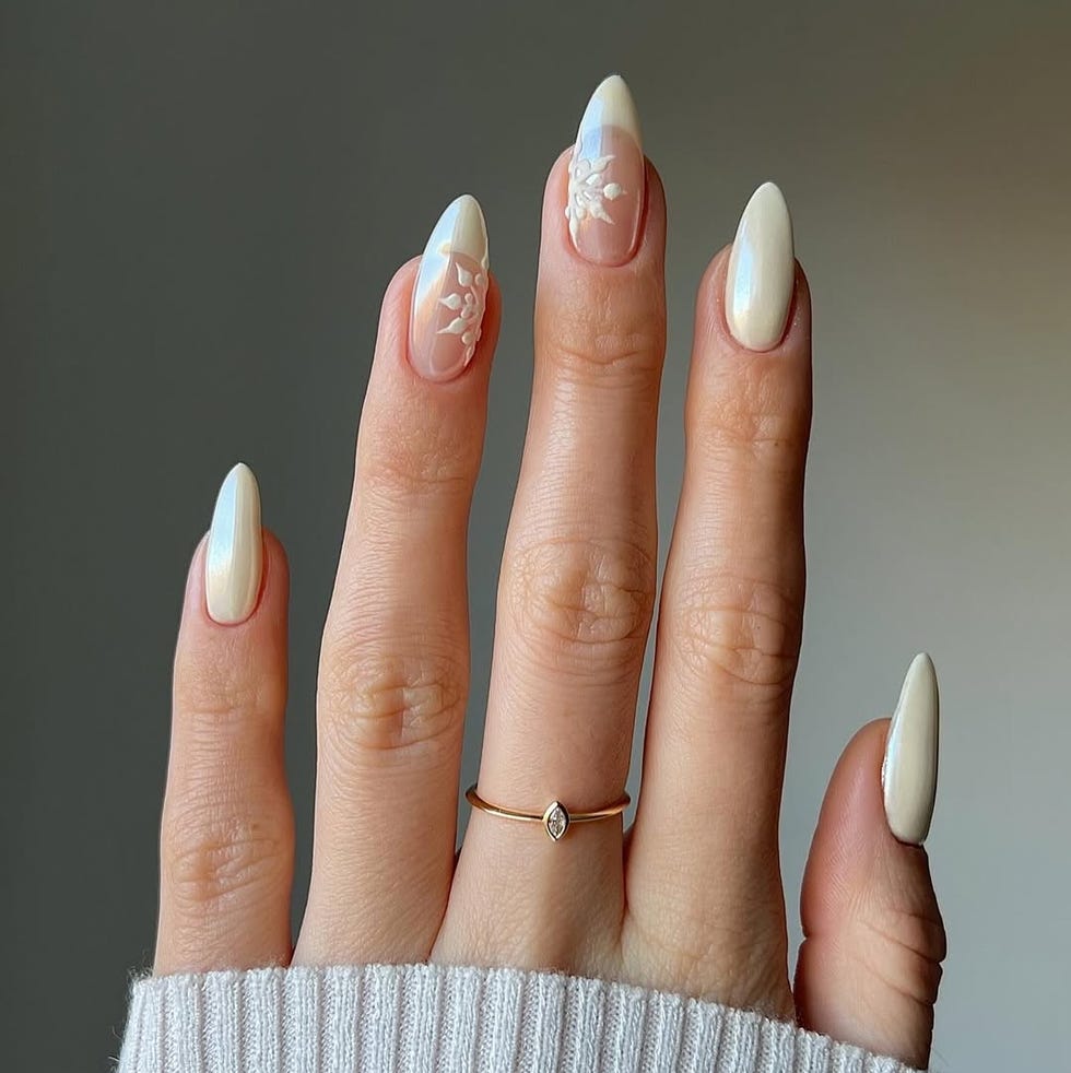 Medium Cream Pearlescent Snowflakes Medium Cream Pearlescent Snowflakes — Winter Oval Nails