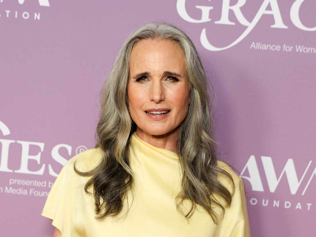 Wavy Gray With Subtle Blonde Highlights Wavy Gray With Subtle Blonde Highlights — Winter Haircuts for Gray Hair