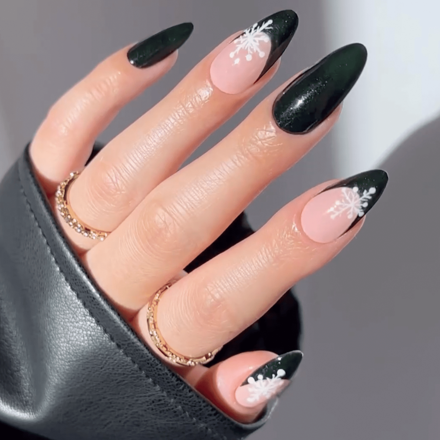 Green Contrast Snowflake French Stiletto Green Contrast Snowflake French Stiletto — Winter French Tip Nails