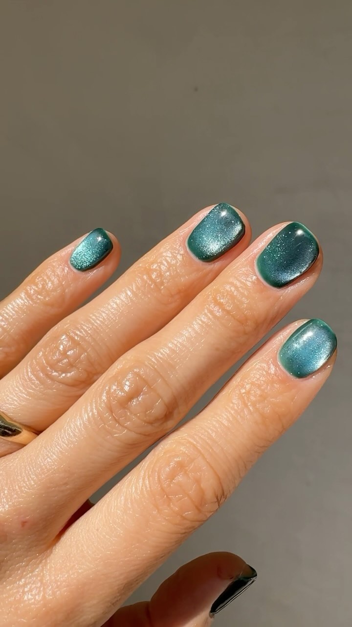 Short Teal Green-Blue Shift Cat Eye — Winter Cat Eye Nails